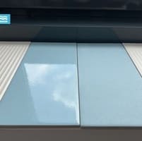 Глянцевая голубая плитка для бассейна, формат 24.5x12 — боковой ракурс